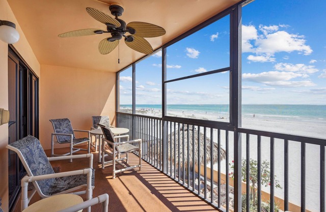 Villa Madeira 202 Beautiful updates, breathtaking view, walk to John's Pass!