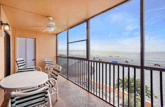 Villa Madeira 206 Beautiful updates|Beach front|Walk to all the activities!