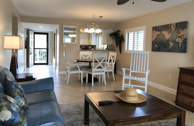 Walk To Crescent Beach, Updated Sea Winds Condo
