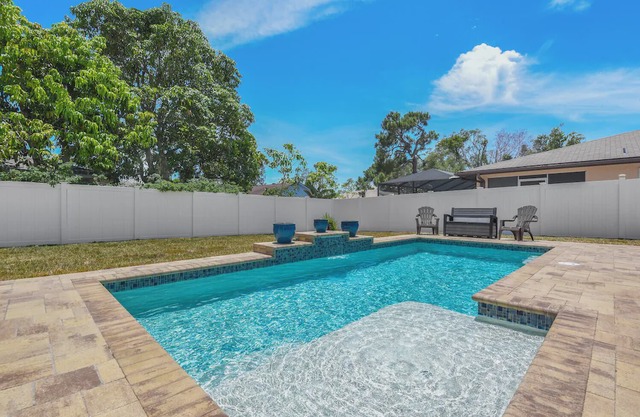 Walk to The Beach Private Pool Home !