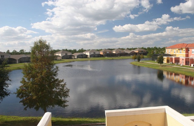 Water view, BBQ, private hot tub, AC, 2Q 2T, gated resort close to theme parks