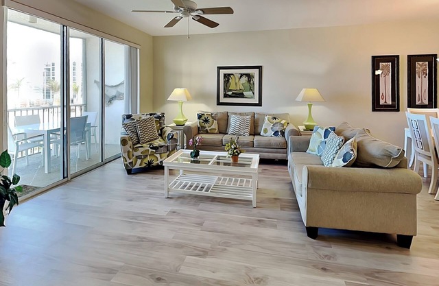 Waterfront Condo- Balcony, Community Pool, Dock+ Canal Access