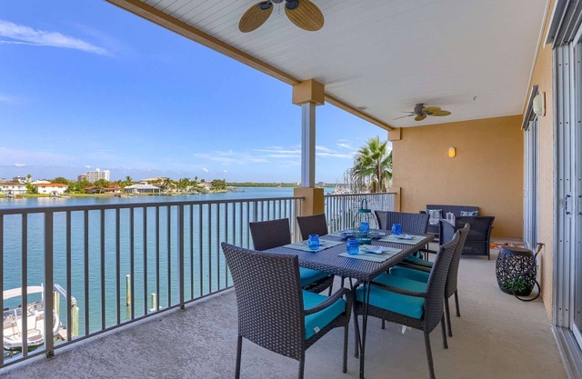 Waterfront, Spacious Balcony, 2 King Bedrooms! Free Cable & Wi-Fi, W/D, Pool, Hot Tub-304 Island Key