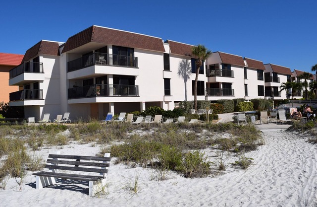 WE 106 Lovely Gulf Front 1/1 Pool Condo Relax On Sugar Sand Beach