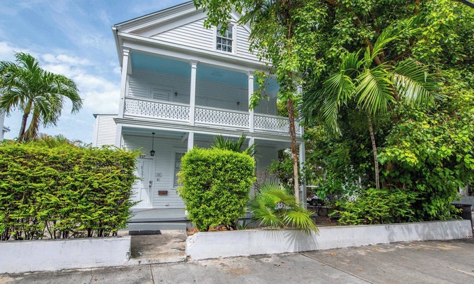 Historic Seaport House | 1 Block to Duval St | Banana's Foster Guesthouse