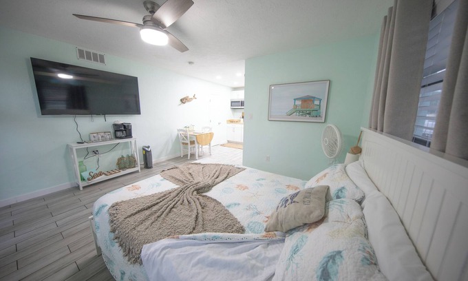 Southgate Apartment | 10 Minutes to the Beach Charming Studio