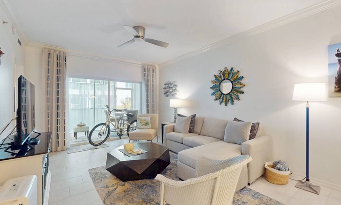 Redevelopment Area Condo | 101 m² Condo ∙ 2 bedrooms ∙ 4 guests