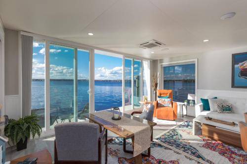 Fleming Island Boat Rental | 102 m² Houseboat ∙ 1 bedroom ∙ 4 guests