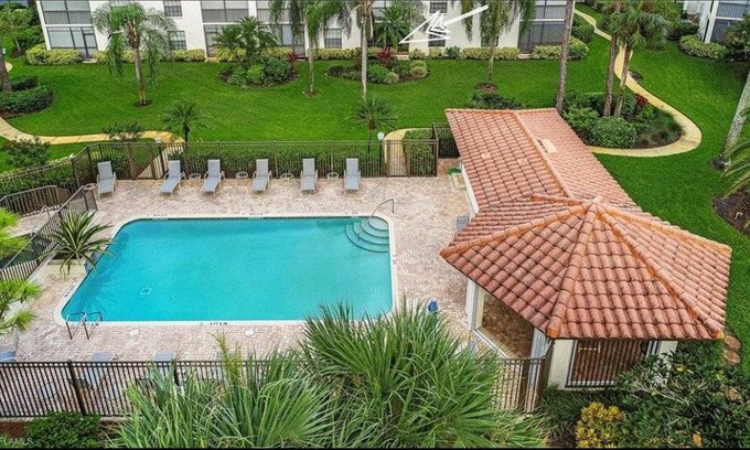 Gleneagles Condo | 108 m² Condo ∙ 2 bedrooms ∙ 6 guests