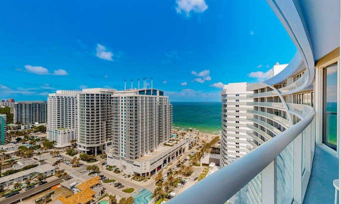 Central Beach Condo | 124 m² Condo ∙ 2 bedrooms ∙ 8 guests