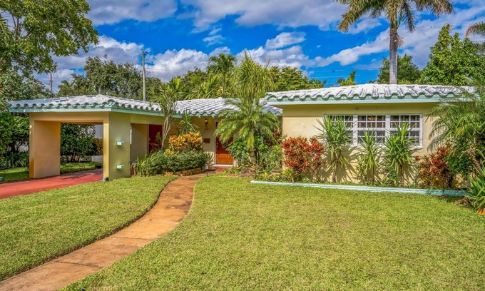Poinsettia Heights House | 125 m² House ∙ 2 bedrooms ∙ 5 guests