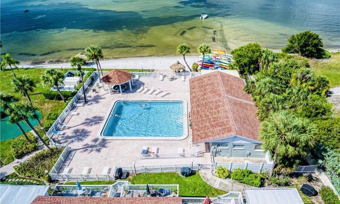 Bayview Condo | 128 m² Condo ∙ 3 bedrooms ∙ 5 guests