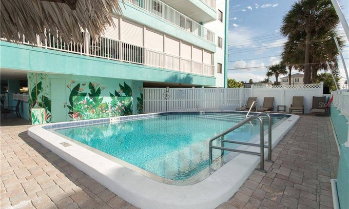 Madeira Beach Condo | 128 m² Condo ∙ 3 bedrooms ∙ 6 guests