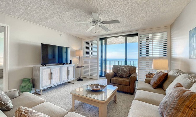 Bethune Beach Condo | 131 m² Condo ∙ 3 bedrooms ∙ 6 guests