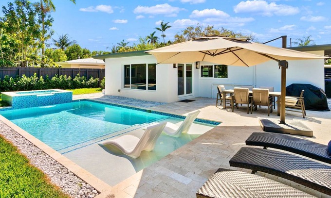Poinsettia Heights House | 153 m² House ∙ 3 bedrooms ∙ 6 guests
