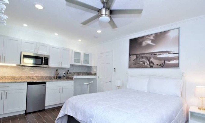 Victoria Park Apartment | 1639B FLL Studio: 1.5 mi to Beach & Las Olas Blvd