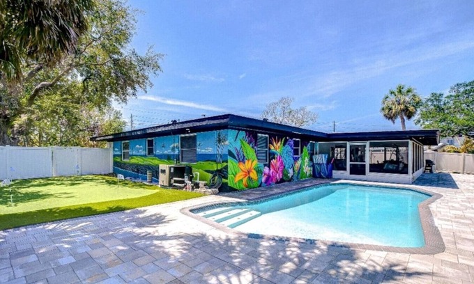 St. Petersburg - Clearwater House | 19th Hole: Luxe 4/2 stay w pool & mini golf