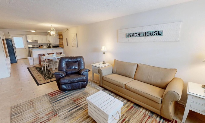 Fort Walton Beach Condo | 1BR Venus 104 is steps to beach and pool