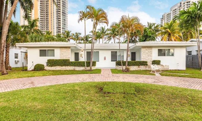 Sunny Isles Beach Ski Chalet | 2 bed 2 bath OCT BOOK 3 Nights PAY 2 Beach 1 min Walk