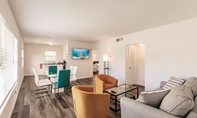 Sunny Isles Beach House | 2 bed 2 bath OCT BOOK 3 Nights PAY 2 Beach 1 min Walk