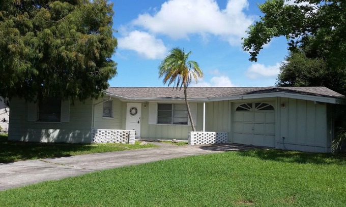 Venice Gardens House | 2 Bedroom 2 Bath home in Venice Gardens, on Lake only 10 Minutes to Beach
