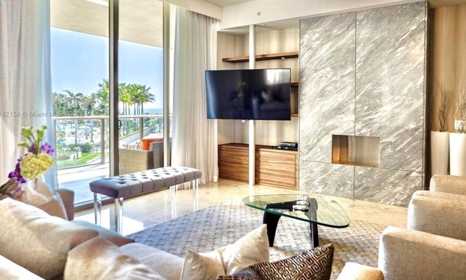 Bal Harbour Condo | 2 Bedroom Condo 326030 by Houzlet