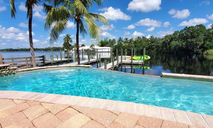 Fort Myers Shores House | 204 m² House ∙ 3 bedrooms ∙ 9 guests