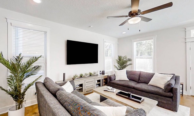 Urban Core House | 216 m² House ∙ 3 bedrooms ∙ 9 guests