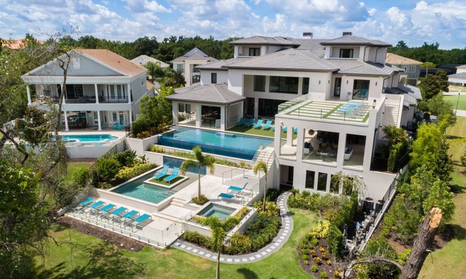 Reunion House | 2323 m² House ∙ 15 bedrooms ∙ 30 guests
