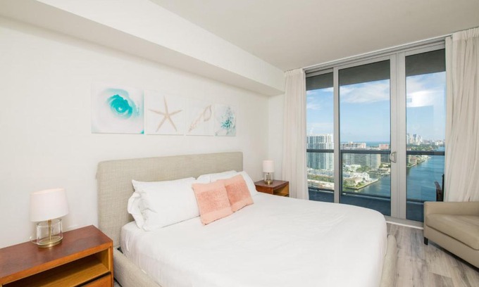 Hallandale Beach House | 2803AB Chic 2 BR 2BTH Water Views Modern Kitchen Suite Balcony Gym Pool