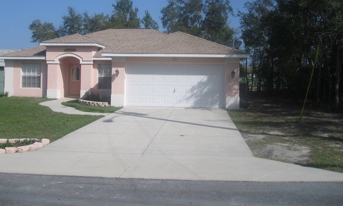 Forest Oaks House | 3 bedroom 2 bathroom home with smart TV and WiFi