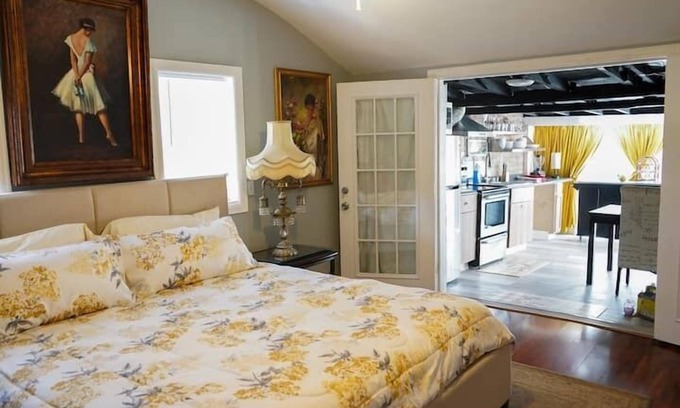 Bayview Apartment | 3 Bedroom 802389 by Houzlet