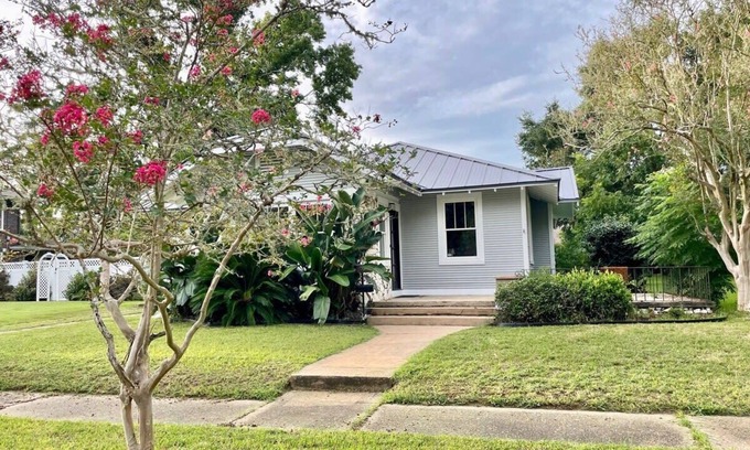 East Hill House | 3 bedroom East Hill home 1 block from Bayview Park
