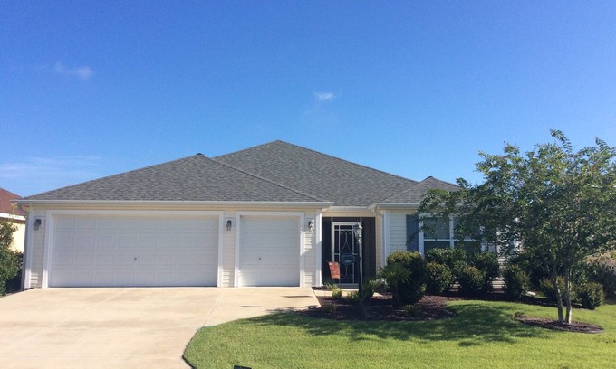 The Villages House | 3-Bedroom Retreat near Brownwood Paddock Park: Your Ideal Villages Getaway
