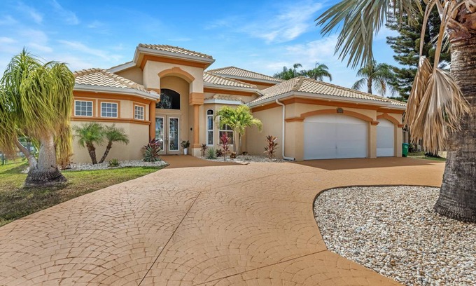 Yacht Club House | 348 m² House ∙ 4 bedrooms ∙ 10 guests