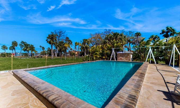 Port Richey House | 361 m² House ∙ 5 bedrooms ∙ 18 guests