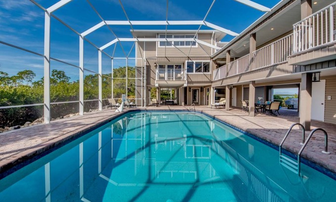 Mid Island House | 369 m² House ∙ 5 bedrooms ∙ 14 guests