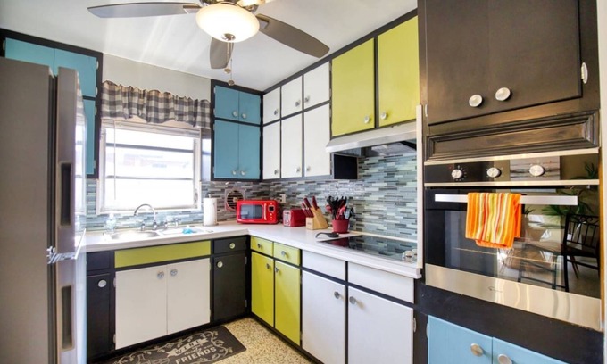 Southgate House | 3817-3819 Villa Franca · 6 beds, 2 kitchens, laundry near the beach