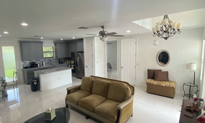 East Naples House | 4 bedrooms house in Naples.nn1 of the bedrooms is completely independent.