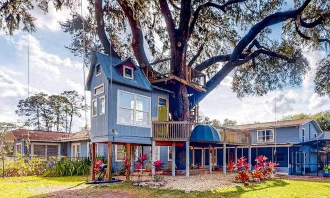 Plant City House | 426 m² House ∙ 8 bedrooms ∙ 22 guests