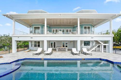 Crescent Beach House | 617 m² House ∙ 4 bedrooms ∙ 10 guests