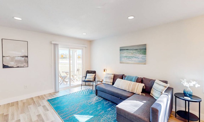 Bay Acres Condo | 88 m² Condo ∙ 2 bedrooms ∙ 6 guests