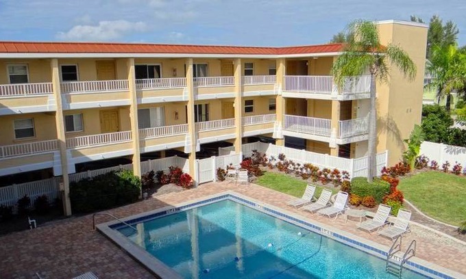 Holmes Beach Condo | 94 m² Condo ∙ 2 bedrooms ∙ 6 guests