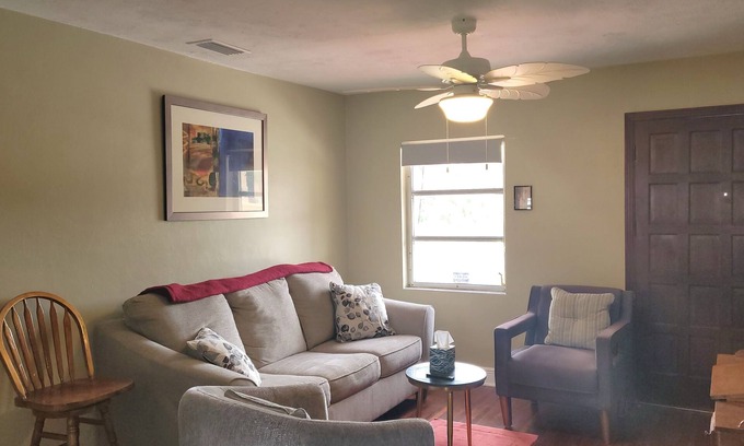 Lakeland House | A Cozy Home Minutes to I-4 Expressway to Tampa and Orlando. Welcom Longterm book