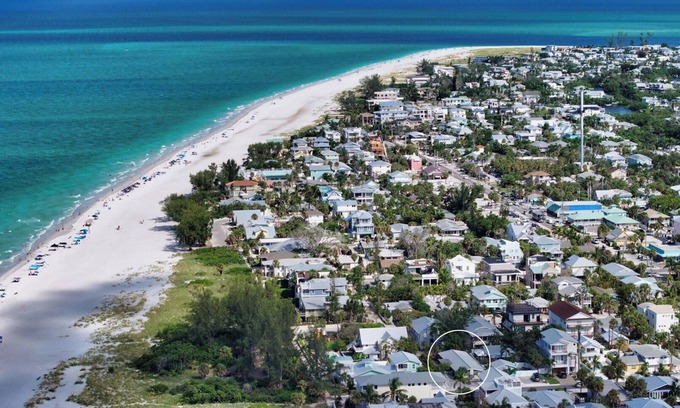Anna Maria House | Adorable Cottage ONLY STEPS to Anna Maria Beach, No Roads to Cross! FREE WiFi.