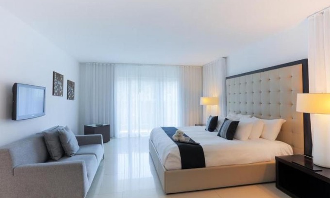 Bal Harbour Apartment | Amazing 1BR Unit w/ Kitchen, Pool, Resort style Amenities, Steps to The Beach