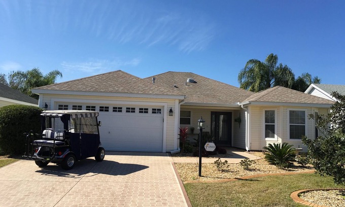 Sabal Chase House | Amazing 3 bdrm w/Golf Cart & BBQ Close to Lake Sumter Landing Market Square!