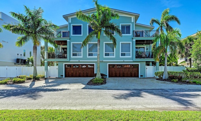 Bradenton Beach House | Anna Maria Island Beach Palace-Private Pool-Private Outdoor Kitchen-Free Wi-Fi