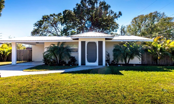 Arlington Park House | Arlington Park Amazing Location Pet Friendly 2 Master Suites Home