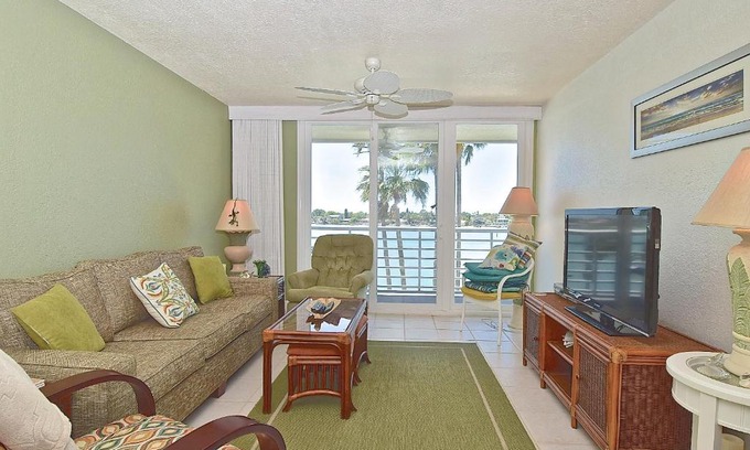 St. Petersburg Apartment | Bahia Vista 8-414, 2 Bedroom, Sleeps 4, 4th Floor, Heated Pool, Spa, Near Beach, WiFi
